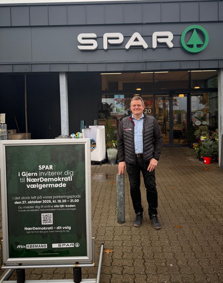 Købmand Brian Sørensen glæder sig til at byde både politikere og borgere velkommen i teltet ved hans butik.