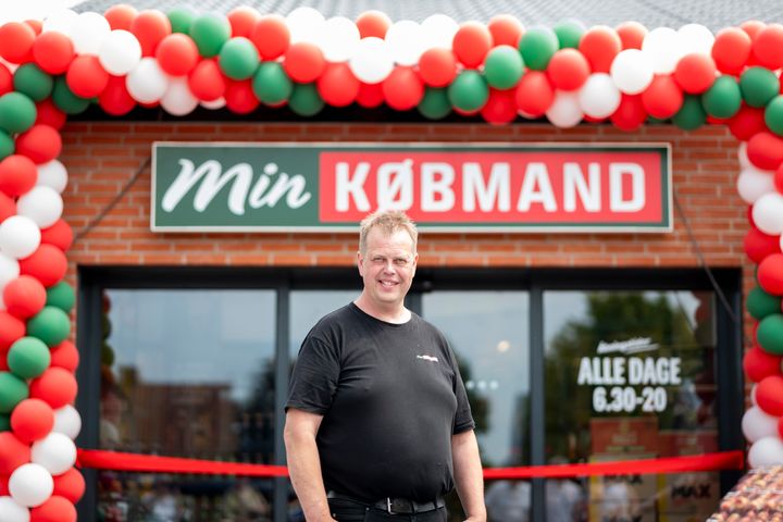 Købmand Allan Pihl Haagensen lægger rum til, når kommunens politikere kommer til debatmøde søndag den 2. november. Foto er fra åbningen af butikken sidste år.