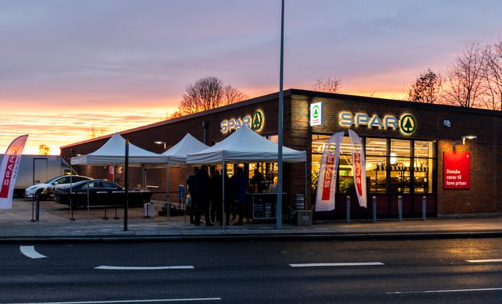 SPAR-butikken i Vindinge lægger parkeringsplads til, når borgerne inviteres til vælgermøde forud for kommunalvalget. Købmand Michael Jørgensen og hans personale glæder sig til at tage imod.