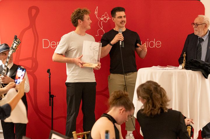 AOC (Dronningens Tværgade 2, 1302 København) modtager prisen som ’Årets Restaurant’ udnævnt af Den danske Spiseguide.