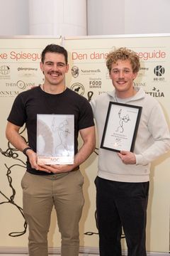 AOC (Dronningens Tværgade 2, 1302 København) modtager prisen som ’Årets Restaurant’.