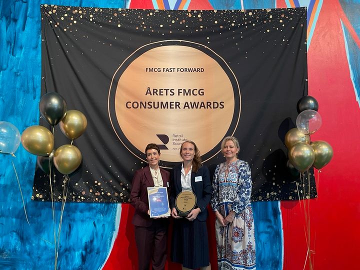 MENY vinder Medarbejderprisen ved FMCG Awards. Kommerciel direktør Kristine Pilgaard modtog prisen og er flankeret at marketingchef Rikke Bangild og formand for HK Handel, Mette Høgh.