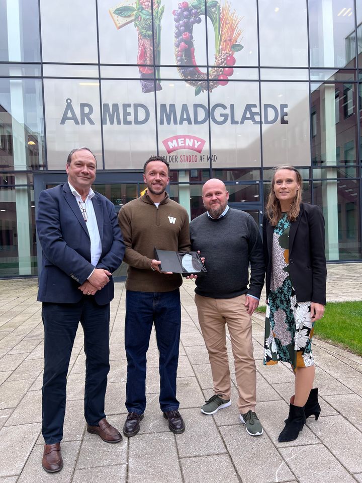 MENY klarer sig bedst i YouGov-undersøgelse. Kædedirektør Richo Boss og kommerciel direktør Kristine Pilgaard fik prisen overrakt af Philip Nielsen og Per Balsnes fra YouGov.