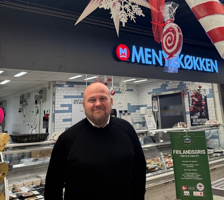 ”MENY er ikke kun stedet for gode madoplevelser og kvalitet, men også for skarpe priser. At skrue priserne ned på 11 populære julevarer er vores måde at sige tak på – især i en tid, hvor pris fylder meget for os danskere,” siger Richo Boss.