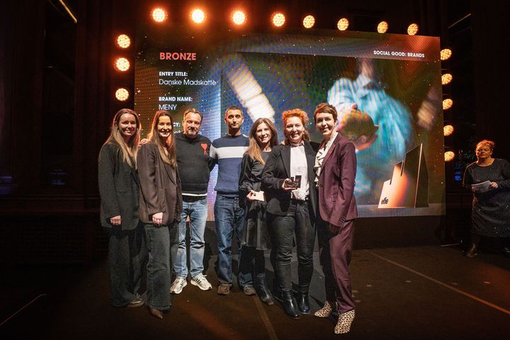 MENY modtog torsdag aften en Effie-pris for sin kampagne med Danske Madskatte. Kampagnen er lavet sammen med reklamebureauet Marketsquare og mediebureauet Hearts & Science.