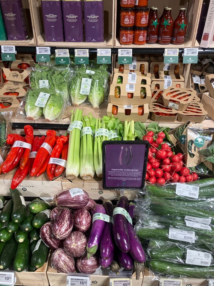 Aarstidernes lækre og farvestrålende frugt og grønt og specialiteter er flyttet ind hos MENY på Mågebakken i Odense.