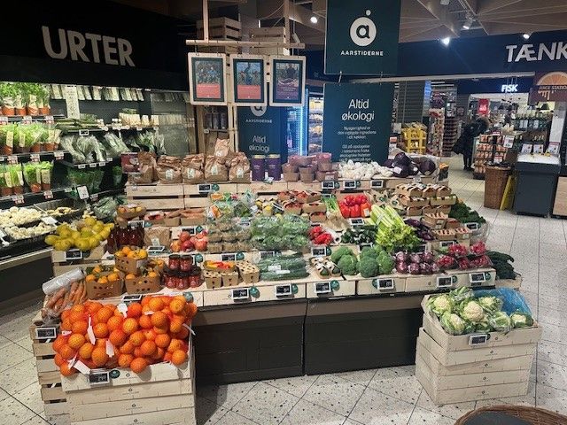 Aarstidernes lækre og farvestrålende produkter er flyttet ind hos MENY i Bagsværd.