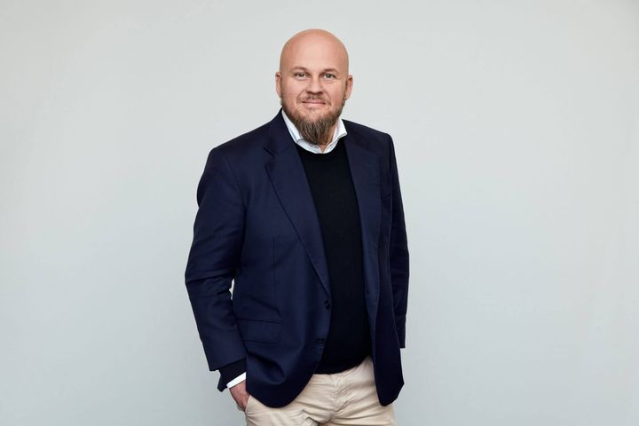 Richo Boss, Kædedirektør for MENY: "MADarbejderne i MENY Bryggervangen er utroligt dedikerede, og butikken nyder godt af en virkelig stor lokal opbakning. Derfor er vi selvsagt kede af, at vi nu ser ind i en periode, hvor butikken så at sige bliver hjemløs. Jeg glæder mig til gengæld meget over, at vi vender stærkt tilbage til Bryggervangen med en ny og større butik, når ejendomsprojektet er færdigt."