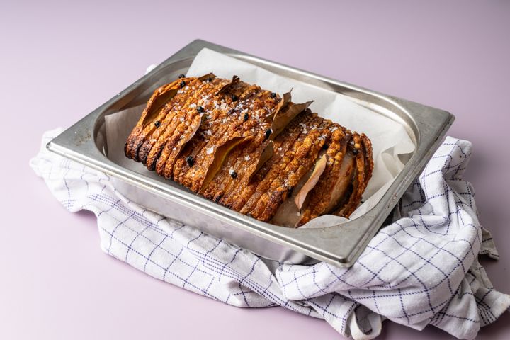 En frisk opgørelse over Dagrofa Foodservices julesalg viser, at der på restauranter og spisesteder har været særlig appetit på at spise kamsteg og ribbensteg. Salget af kamsteg til de professionelle køkkener tager et stort spring og lander på indeks (kilo) 119 i forhold til juleperioden i 2024. Ribbensteg oplever også fremgang til indeks 113.