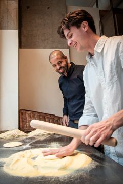 Nabil Habhabi (markedschef i Dagrofa Foodservice) & William Jansen (direktør i Banzo) har netop underskrevet en partnerskabsaftale, som gør, at Dagrofa Foodservice er leverandør til Banzo (tidl. Garbanzo).