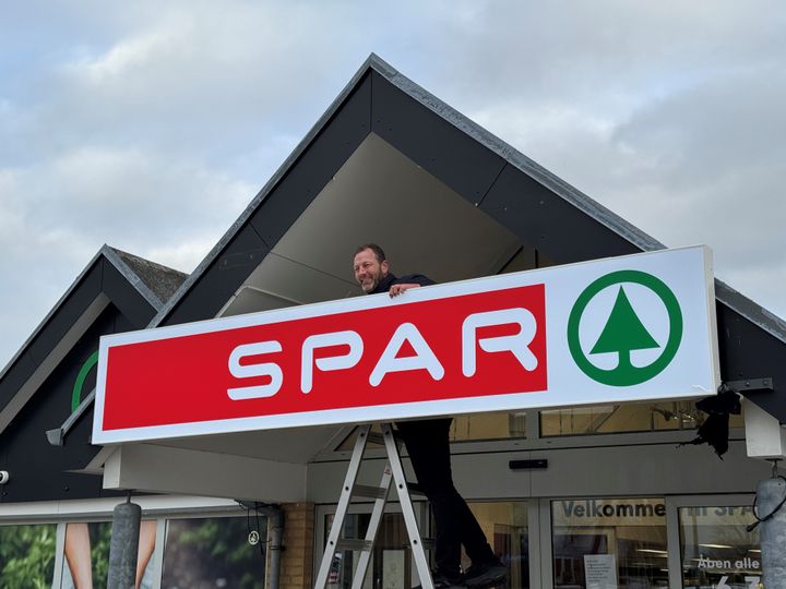 Købmand Mikkel Janum og hans team fik den første del af den nye SPAR i Balling på plads søndag den 1. februar inden åbningen mandag.