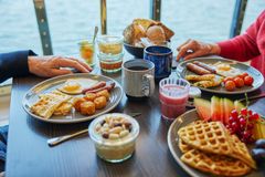 På Go Nordic Cruiseline skibene er der et bredt udvalg af spisemuligheder som f.eks. Nord - Fine Dining, Skagerak - Buffet Restaurant, Kull Steak & Seafood Grill, Syd - Italian Food og Kværn - Coffee & Deli samt et større antal barer.