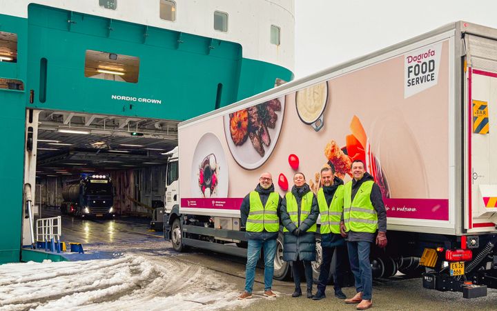 På billedet ses Michael Christensen (adm. direktør i Dagrofa Foodservice), som står yderst til højre. Han er flankeret af Kevin Helsinghof (salgs- og marketingdirektør hos Go Nordic Cruiseline). Derudover medvirker Thomas Kisbye Fesner (key account manager i Dagrofa Foodservice) og Christina Groth (kategorichef hos Go Nordic Cruiseline) på billedet.