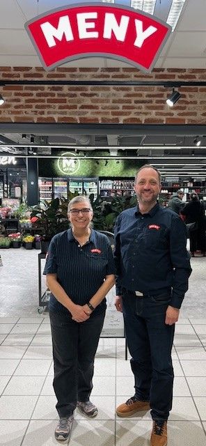 Susanne Wridt har været 49 år i den samme butik, og hun har været købmand i 24 år. Nu har hun solgt sin butik til Morten Caspersen, der bliver ny selvstændig købmand. Susanne Wridt fortsætter som souschef.