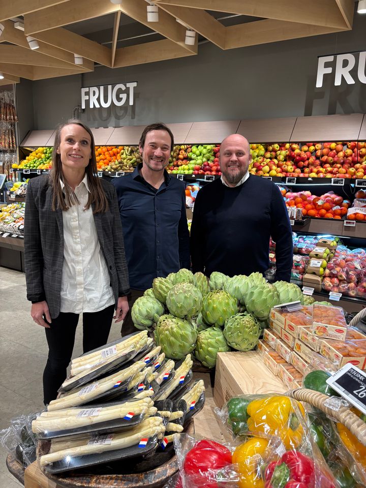 MENY bliver hovedpartner for Madens Folkemøde fra 2026 og tre år frem. Direktør for Madens Folkemøde Jeppe Bo Pedersen er her flankeret af Kristine Pilgaard, kommerciel direktør i MENY og Richo Boss, kædedirektør i MENY.