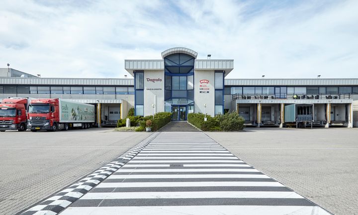 Dagrofa Logistik og Q8 har forlænget en aftale om levering af næsten alt andet end benzin til tankstationerne.