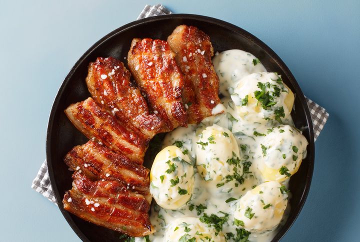 Stegt flæsk er for mange en tradition på valgdagen. Også i 2026, hvor Dagrofa sælger mere end ved forrige folketingsvalg.