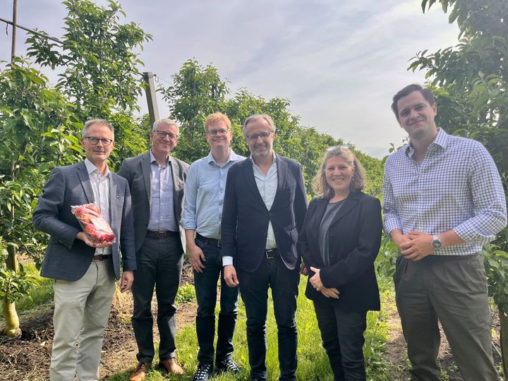 Dagrofa vil styrke dansk frugt og grønt, og fordobler sin ambition for dansk frugt og grønt frem mod 2030. Ørskov Foods, som koncernchef Tomas Pietrangeli her besøger, er en af Dagrofas danske leverandører af æbler.