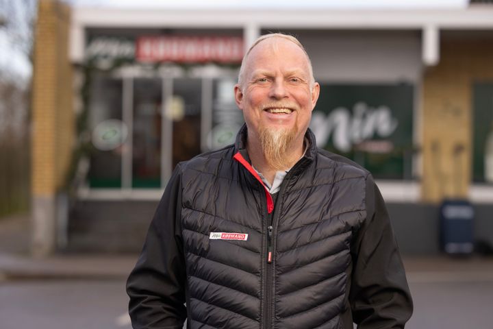 Brian Johansen har en lang karriere bag sig i dagligvarebranchen, og han nyder tilværelsen som selvstændig i Min Købmand Tuse. Her har han blandt andet fokus på lederrollen for unge med deres første job.