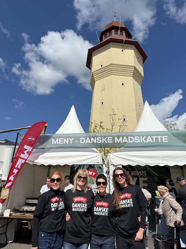 Madens Folkemødes hovedpartner MENY uddeler stipendier til tre mindre leverandører, som har søgt støtte til konkret projekt. Det sker fredag på Madens Folkemøde i den kommende uge. Foto er fra Madens Folkemøde 2025.