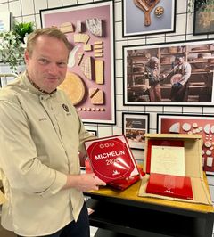 Stefan Nordahl-Pedersen, salgsdirektør og medejer af HKI Ost, er ved at gøre klar til at dele de fysiske Michelin-stjerner ud til de mange danske toprestauranter.