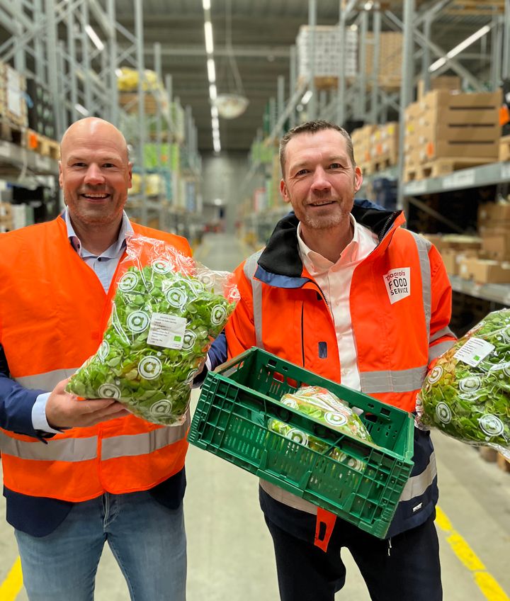 Aarstiderne er netop rykket ind hos Dagrofa Foodservice. Her er det Christian Møller (tv.) salgschef i Aarstiderne, der står sammen med Michael Christensen, adm. direktør i Dagrofa Foodservice. I hænderne har de nogle af de allerførste Aarstiderne-produkter, der er blevet leveret ud til Dagrofa Foodservices kunder fra terminalen i Ishøj.