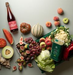 For to år siden blev Aarstiderne en del af Dagrofa-koncernen, og som en del af den proces er Aarstiderne Engros og deres professionelle kunder flyttet ind hos Dagrofa Foodservice pr. 15. juni. Konkret betyder det også en udvidelse af fødevaregrossistens økologiske sortiment, da der er blevet tilføjet over 450 nye Aarstiderne-produkter.