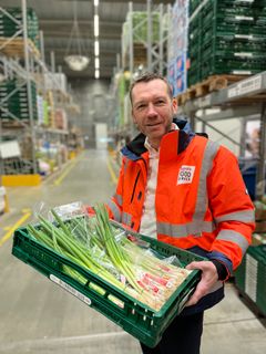 Michael Christensen, adm. direktør i Dagrofa Foodservice, fortæller: ”Aarstiderne kan noget helt særligt, når det handler om at være tæt på de enkelte økologiske avlere og producenter. Det medfører en utrolig høj produktkvalitet, som vores mange forskellige professionelle kunder nu får adgang til gennem vores webshop og logistiske setup.”