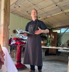 Rasmus Leck Fischer, køkkenchef hos Gastronomisk Innovation og ansvarlig for NaCl, fortæller: "NaCl er vores kulinariske legeplads. Det er et sted, hvor kokke kan mødes, være nysgerrige og prøve ting af, som de måske ikke ville have mulighed for i en almindelig restaurantsammenhæng. Derfor betyder det meget, at vi har en partner som Dagrofa Foodservice, der kan levere bredden i råvarer og give os ro til at sige ja til de gode – og nogle gange lidt skøre – idéer."