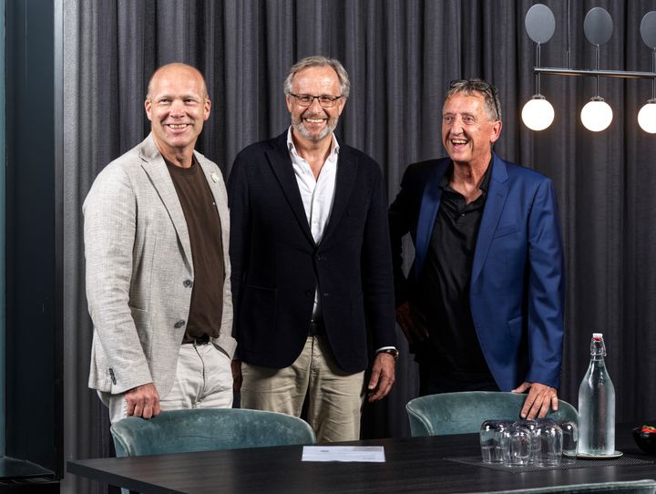 Dagrofa køber aktiemajoriteten i ABC Lavpris. Aftalen er underskrevet af Dagrofas koncernchef Tomas Pietrangeli samt Torben Tobiasen (t.v) og Henning Tobiasen (t.h).