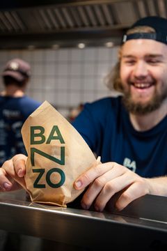 Banzo har restauranter på følgende adresser: Sværtegade 3, København K - Falkoner Allé 82, Frederiksberg - Århusgade 149, Nordhavn - Nordre Frihavnsgade 4, København Ø & Nørrebrogade 30, Nørrebro. Snart åbner restaurant nummer seks på Fisketorvet.