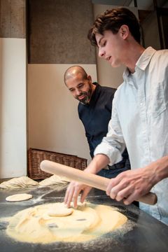 William Jansen (th.), direktør i Banzo, ses i selskab med Nabil Habhabi (tv.), markedschef i Dagrofa Foodservice, i en af Banzos restauranter. Grambogård er en del af fødevaregrossisten Dagrofa Foodservice, som tidligere i år blev udpeget som ny hovedleverandør til Banzo.