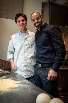 William Jansen (tv.), direktør i Banzo, ses i selskab med Nabil Habhabi (th.), markedschef i Dagrofa Foodservice, i en af Banzos restauranter. Grambogård er en del af fødevaregrossisten Dagrofa Foodservice, som tidligere i år blev udpeget som ny hovedleverandør til Banzo.
