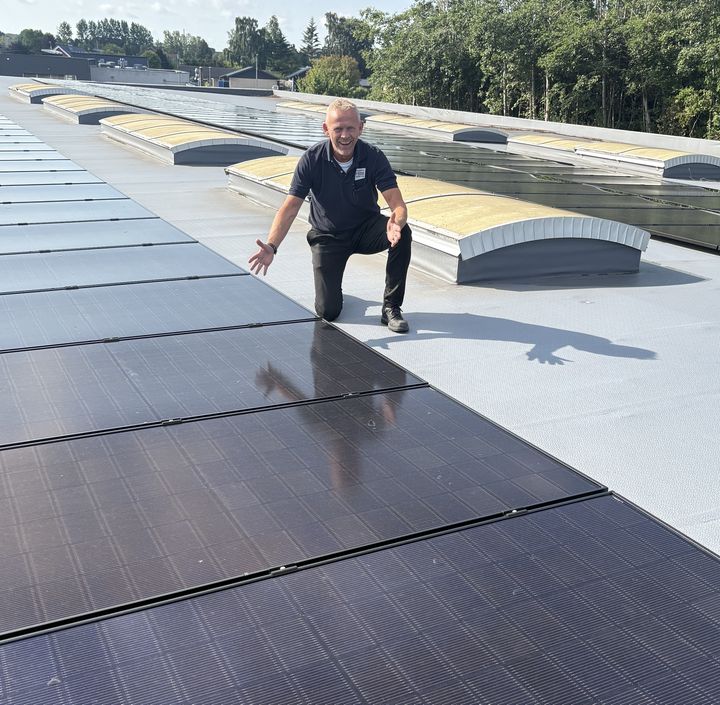 Senest var det Cash & Carry-butikken i Hillerød, der i juli kunne tage et nyt anlæg i brug, som består af 170 solcellepaneler med en forventet årlig produktion på ca. 87.000 kWh. På billedet ses den lokale butikschef Ketil Frisendahl.