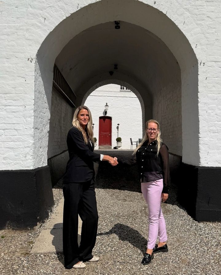 Som led i en strategisk satsning har Danske Slotshoteller indgået et nyt samarbejde med Dagrofa Foodservice om levering af råvarer og kulinarisk rådgivning. Til venstre ses Tina Salomon (salgskonsulent i Dagrofa Foodservice), og hun er i selskab med Line Ranum (hotelchef i Danske Slotshoteller).