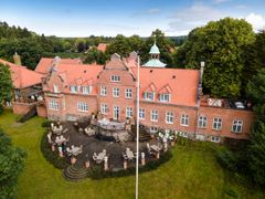 Med seks slotshoteller fordelt over hele landet tæller Danske Slotshotellers portefølje Kokkedal Slotshotel, Vraa Slotshotel og Store Restrup Slotshotel i Nordjylland, Sophiendal Slotshotel i Østjylland, Hvedholm Slotshotel på Fyn samt Sauntehus Slotshotel i Nordsjælland.
