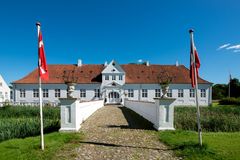Med seks slotshoteller fordelt over hele landet tæller Danske Slotshotellers portefølje Kokkedal Slotshotel, Vraa Slotshotel og Store Restrup Slotshotel i Nordjylland, Sophiendal Slotshotel i Østjylland, Hvedholm Slotshotel på Fyn samt Sauntehus Slotshotel i Nordsjælland.