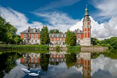 Med seks slotshoteller fordelt over hele landet tæller Danske Slotshotellers portefølje Kokkedal Slotshotel, Vraa Slotshotel og Store Restrup Slotshotel i Nordjylland, Sophiendal Slotshotel i Østjylland, Hvedholm Slotshotel på Fyn samt Sauntehus Slotshotel i Nordsjælland.