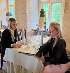 Tina Salomon (tv. - salgskonsulent i Dagrofa Foodservice) er her i selskab med Line Ranum (th. – hotelchef i Danske Slotshoteller). Når efteråret nærmer sig og den travle højsæson ebber ud, så skal Danske Slotshoteller og Dagrofa Foodservice i fællesskab undersøge muligheden for at få flere lokale råvarer på menukortet.