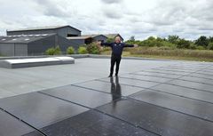 Butikschef i Cash & Carry Kolding, Ronnie Dyhrberg-Andersen siger: ”Det er fedt, at vi her i august har fået opsat solceller på vores tag. Forrige år blev hele butikken moderniseret indvendigt, så nu står vi både ude og inde rigtig skarpt i forhold til at tage imod vores professionelle kunder fra Kolding og omegn.”