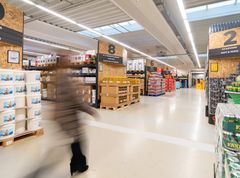 Alle erhvervsdrivende og selvstændige med et CVR-nummer kan handle fødevarer hos Dagrofa Foodservice Cash & Carry-butikkerne enten via et fysisk besøg, gennem www.dagrofaengros.dk eller via platformen Wolt for Work.
