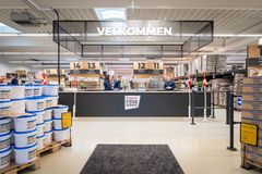 Alle erhvervsdrivende og selvstændige med et CVR-nummer kan handle fødevarer hos Dagrofa Foodservice Cash & Carry-butikkerne enten via et fysisk besøg, gennem www.dagrofaengros.dk eller via platformen Wolt for Work.