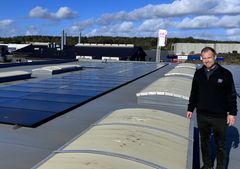 Butikschef Kasper Winkler ved det nye solcelleanlæg på taget af Cash & Carry i Viborg.