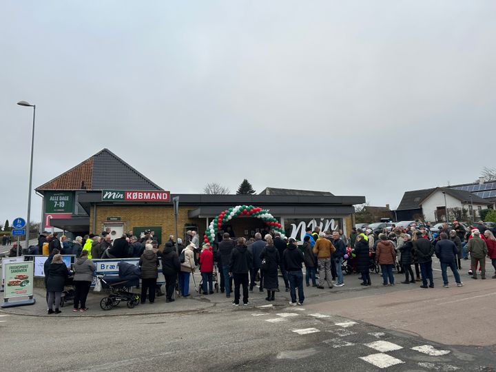 Otte mindre byer på Fyn og øerne har en dagligvarebutik med borgernes støtte. Der er plads til flere, mener Dagrofa, som har udpeget 50 byer på landsplan og syv på Fyn og øer. Foto er fra åbningen af Min Købmand i Vester Åby i december 2024.