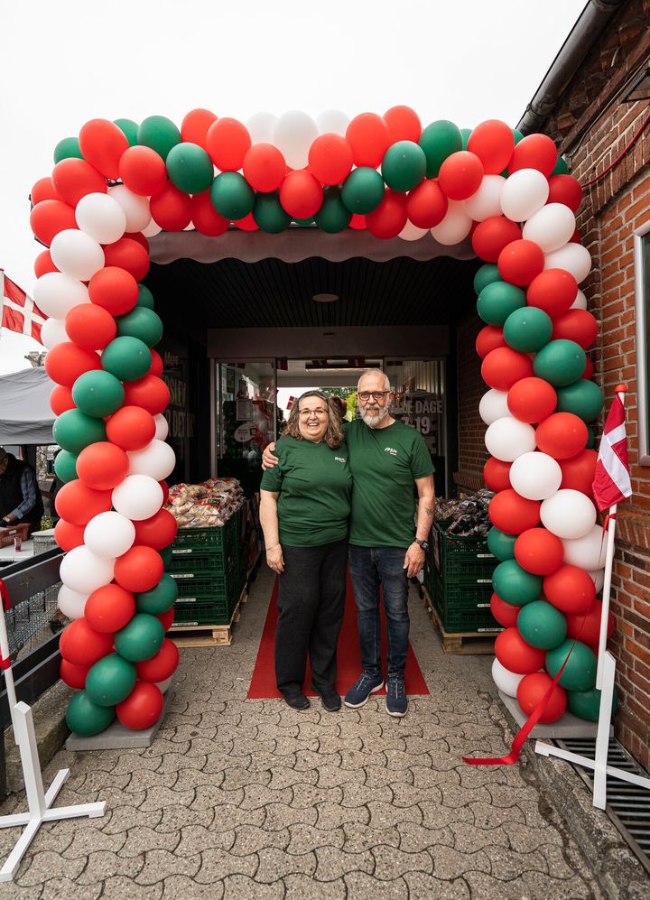 12 landsbyer på Sjælland og øer har en dagligvarebutik drevet med borgernes støtte. Der er plads til flere, mener Dagrofa. Foto af købmandsparret Karen og Hans Palmelund er fra åbning i Terslev ved Haslev tidligere i år.