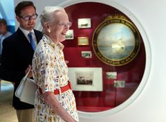 Dronningen vises rundt i udstillingen "Kongeskibet Dannebrog" på Koldinghus af museumsdirektør for Kongernes Samling Thomas C. Thulstrup.