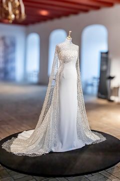 I Riddersalen på Koldinghus kan man i øjeblikket se en helt særlig kjole. Det er en kjole, skabt af designer Lasse Spangenberg i forbindelse med en ny serie på DR 1 ”Mit værk til Danmark”.