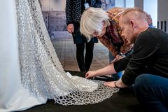 I Riddersalen på Koldinghus kan man i øjeblikket se en helt særlig kjole. Det er en kjole, skabt af designer Lasse Spangenberg i forbindelse med en ny serie på DR 1 ”Mit værk til Danmark”.
