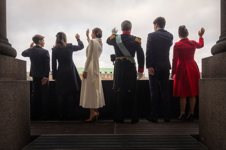 Den nye konge Frederik 10. med familie på balkonen på Christiansborg Slot, efter at han var blevet udråbt som konge af statsminister Mette Frederiksen 14. januar 2024.