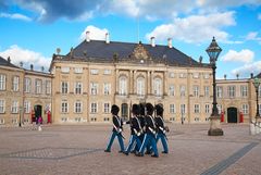 Udstillingen "Frederik 10.- Konge af i morgen" vises på Beletagen på Amalienborgmuseet i Christian VIII's Palæ, hvor Kongen som kronprins havde sin egen lejlighed frem til brylluppet i 2004. Palæet ligger direkte over for Frederik VIII’s Palæ, som i dag er Kongeparrets hjem i København.